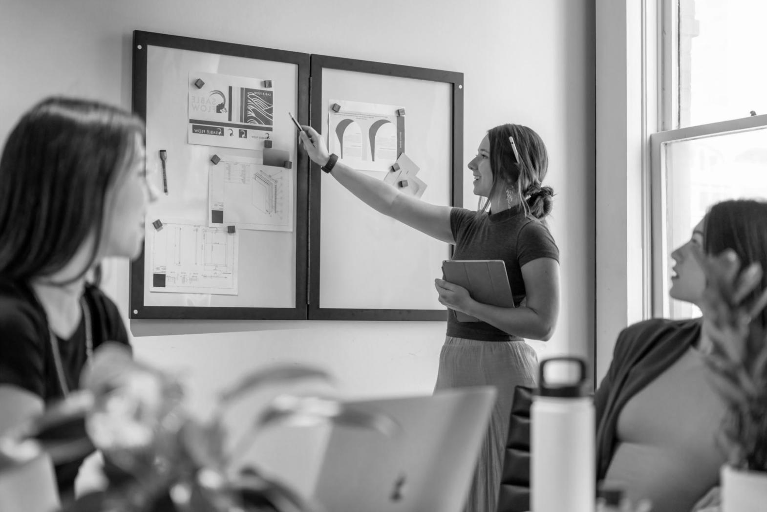 Person arbeitet entspannt mit Finanzunterlagen am Schreibtisch