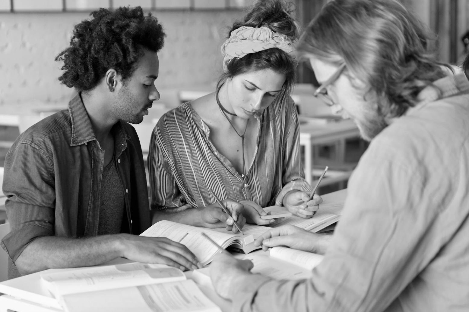 Drei übersichtliche Gläser mit Münzen als Symbol für einfache Budgetaufteilung