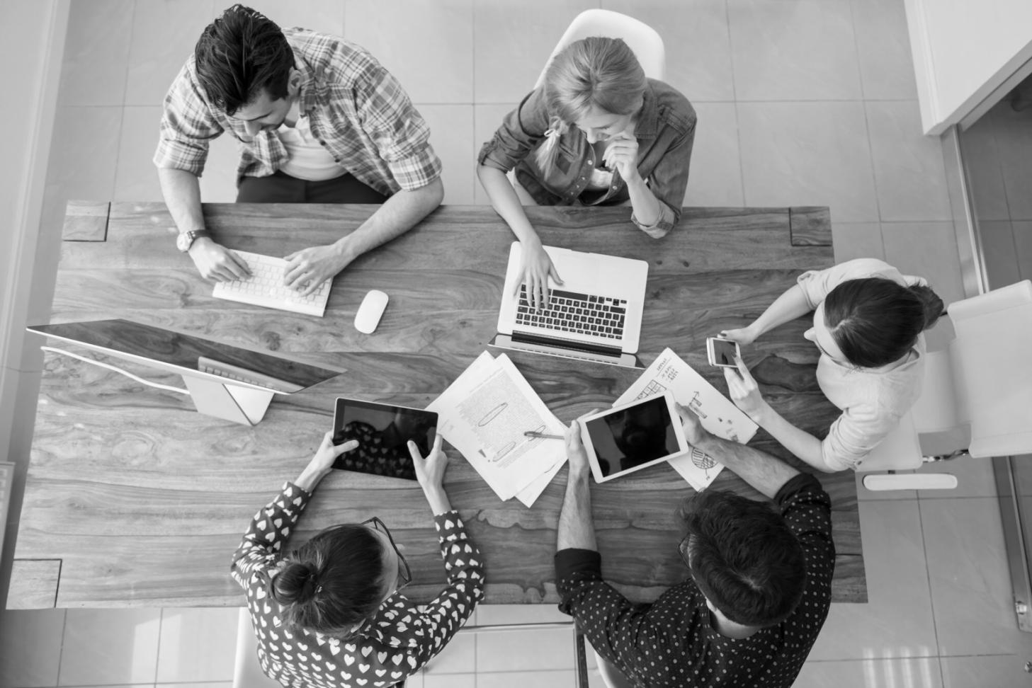Minimalistischer Arbeitsplatz mit Notizbuch und Stift für Budgetplanung