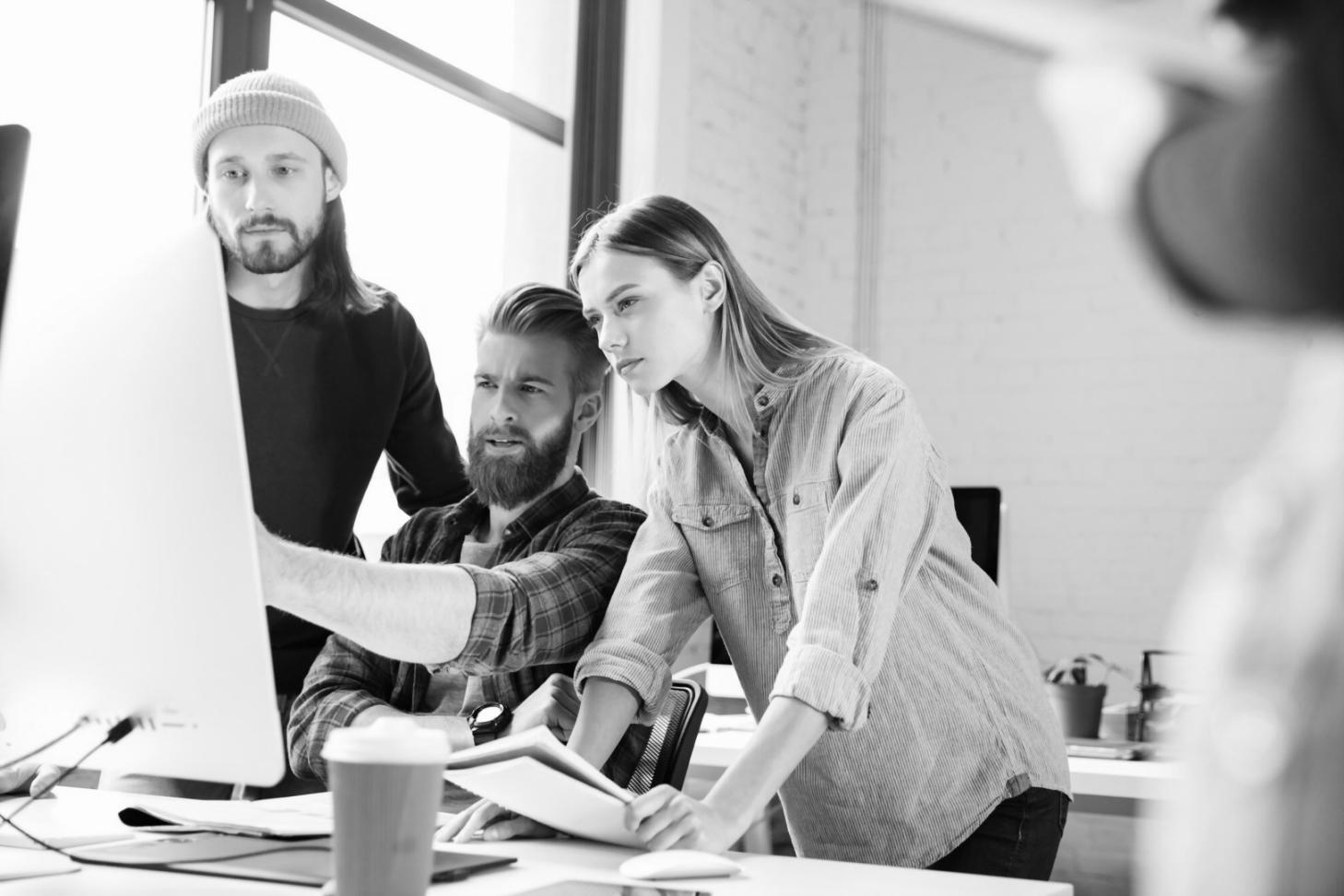 Moderne Budgetplanung am Arbeitsplatz mit Laptop und Finanzunterlagen