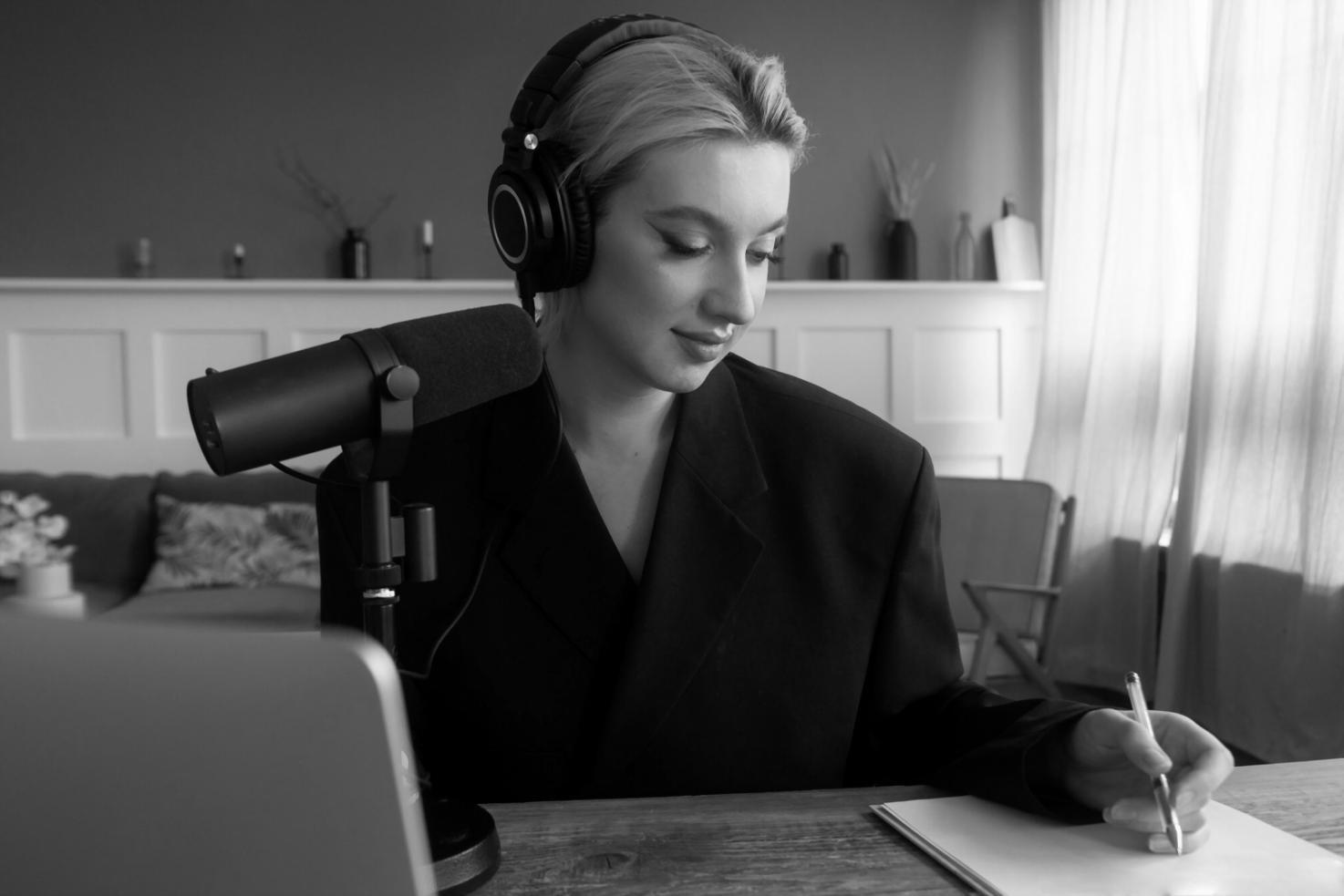 Person beim Durcharbeiten von Finanzunterlagen am Schreibtisch