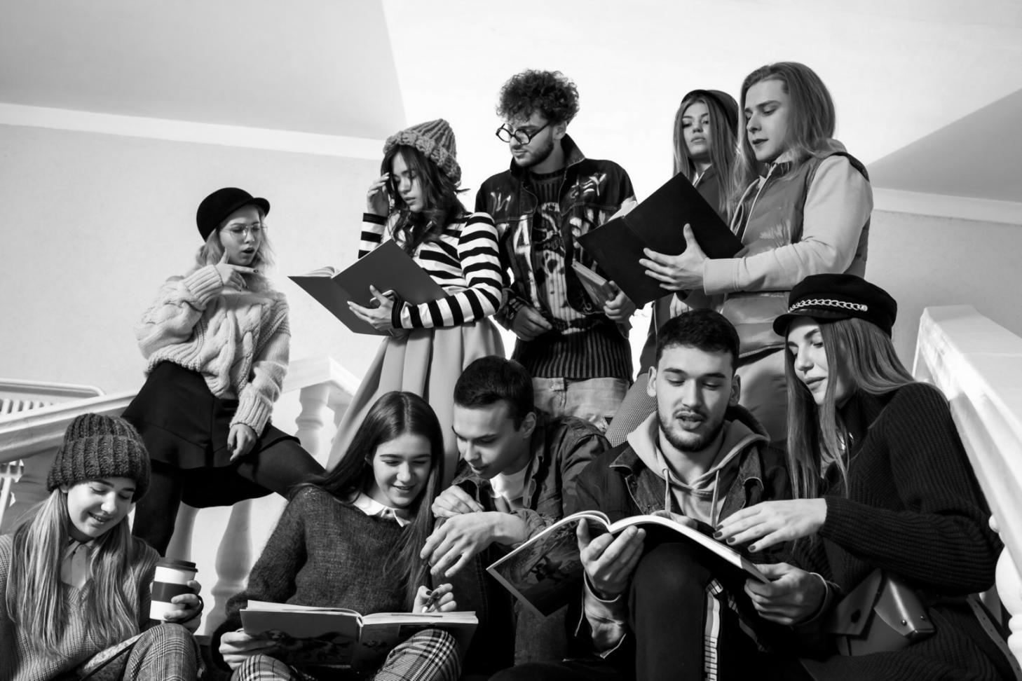 Ordentlich gestaltete Übersicht von Finanzunterlagen und Planungstools